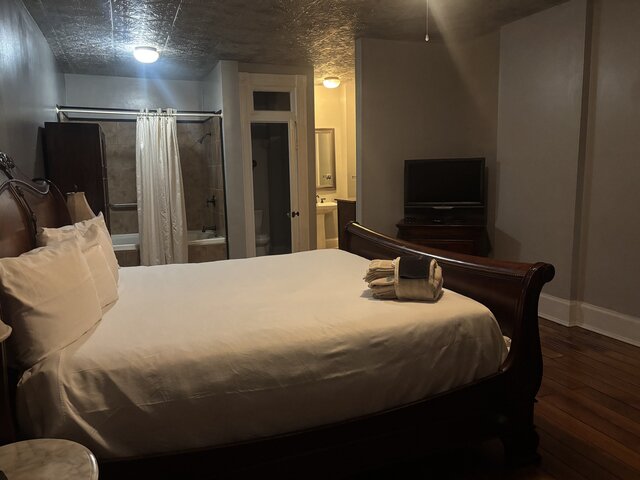 Image 1 for 116 King Suite