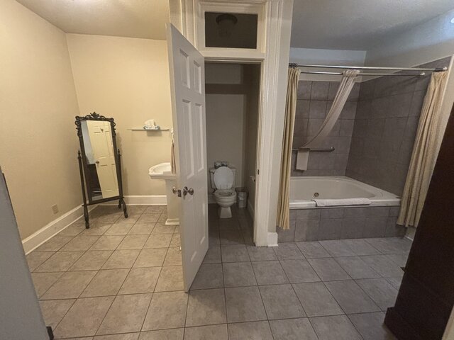 Image 2 for 108 King Suite