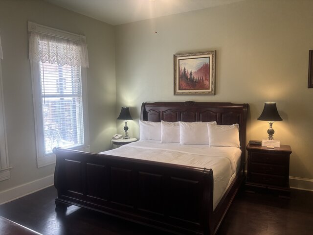 Image 1 for 102 King Suite