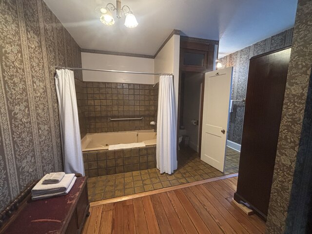 Image 2 for 120 Deluxe King Suite