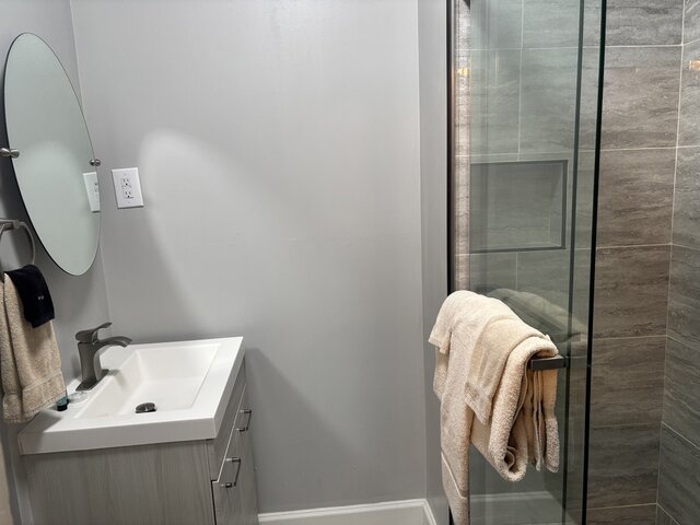 Image 2 for 117 Queen Shower Room