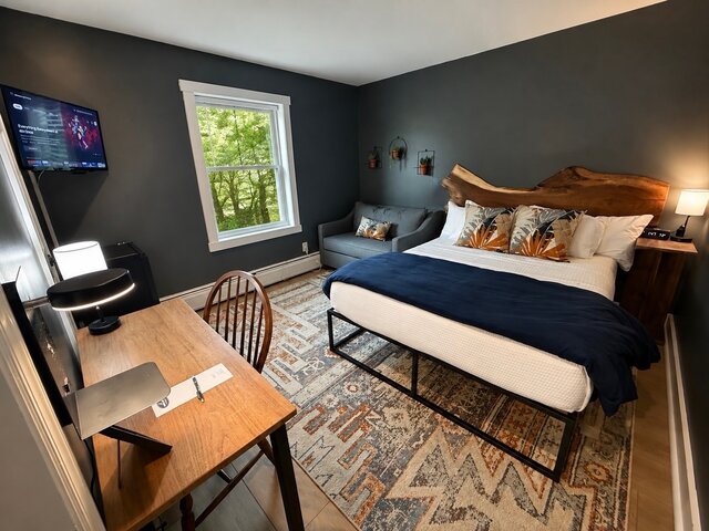 Image 1 for Riverside Suite 202 - Queen bed with twin pullout