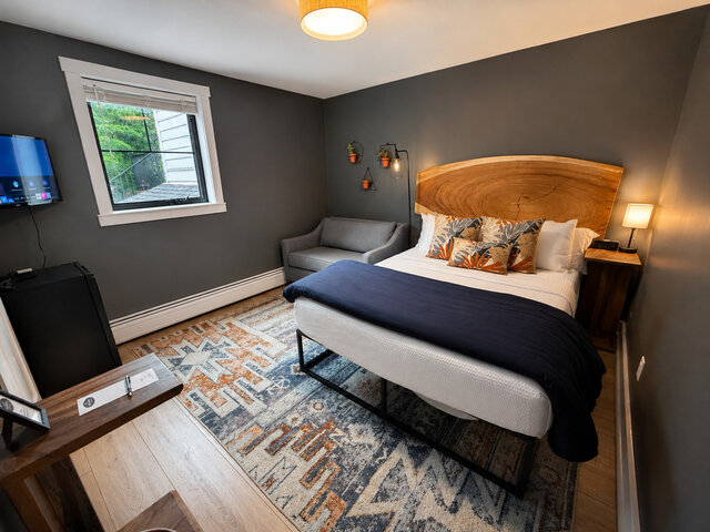 Image 1 for Riverside Suite 104 - Queen bed with twin pullout