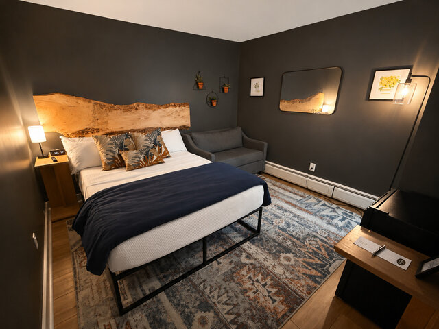 Image 1 for Riverside Suite 103 - Queen bed with twin pullout