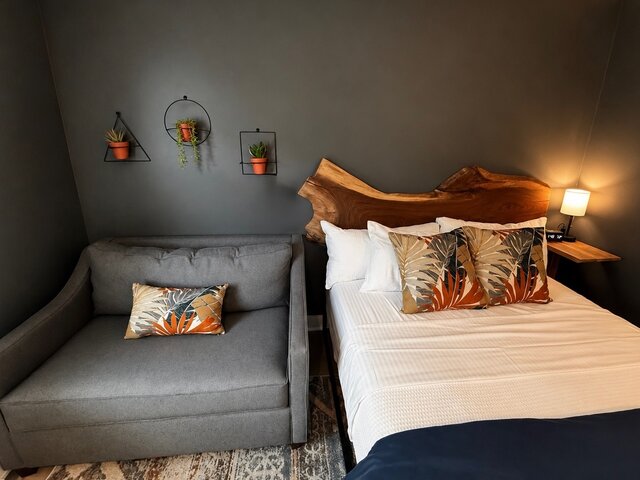 Image 2 for Riverside Suite 202 - Queen bed with twin pullout