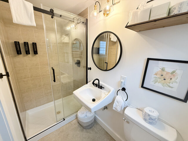 Image 2 for Riverside Suite 104 - Queen bed with twin pullout