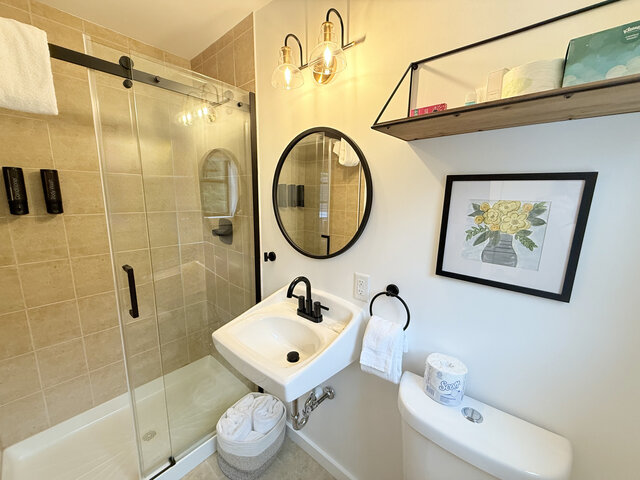 Image 3 for Riverside Suite 202 - Queen bed with twin pullout