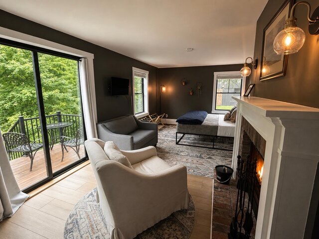 Image 3 for Riverside Suite 106 - King bed and twin pullout with porch