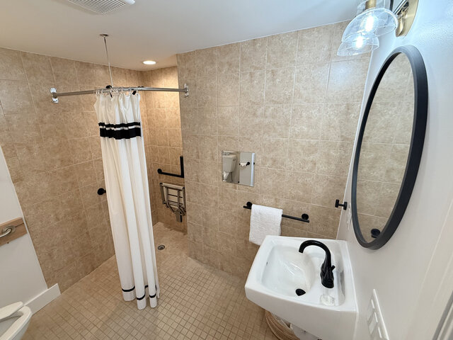 Image 2 for Riverside Suite 105 - Handicap - accessible with queen bed
