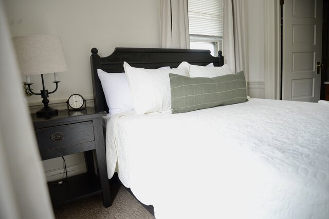 Image 3 for 04) Queen Room