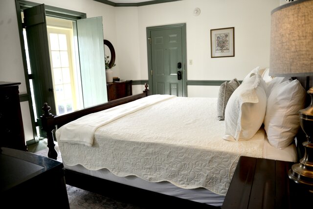 Image 2 for 10) King Room