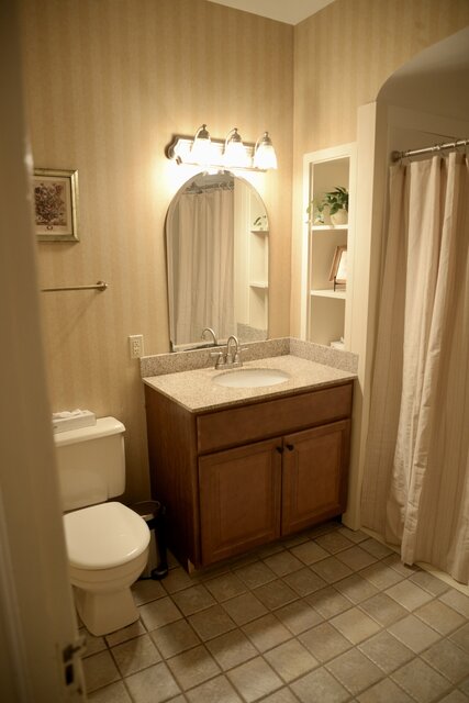 Image 7 for 02) Queen Room