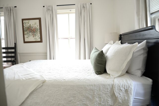 Image 2 for 04) Queen Room