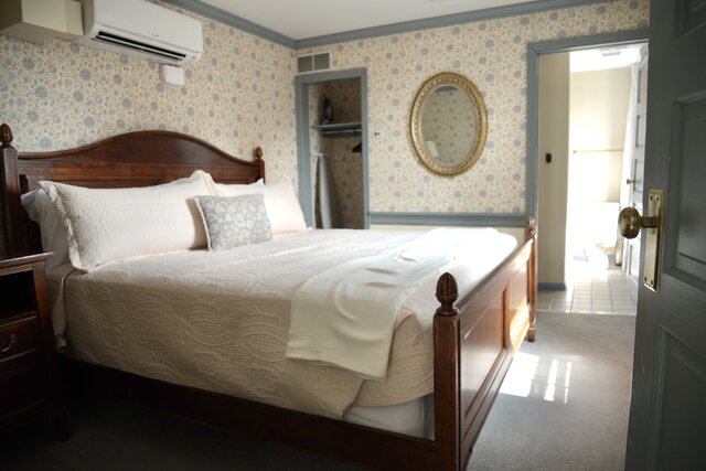 Image 2 for 07) King Room With Sleeper Sofa