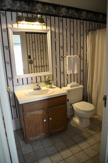 Image 6 for 04) Queen Room