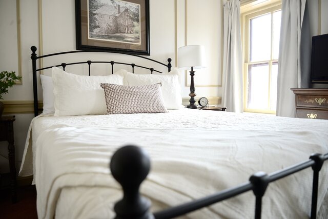 Image 2 for 05) Queen Room