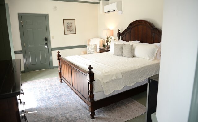 Image 5 for 10) King Room