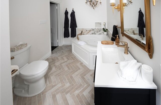 Image 4 for Queen Suite