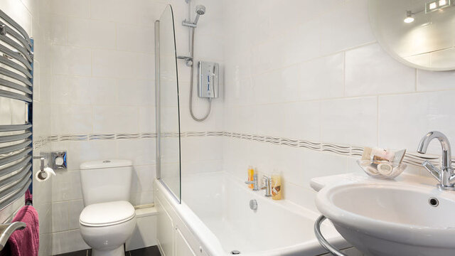 Image 3 for Superior King Room with En-Suite Bath/Shower