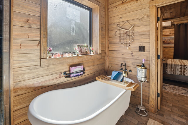 Image 7 for Honeymoon Suite