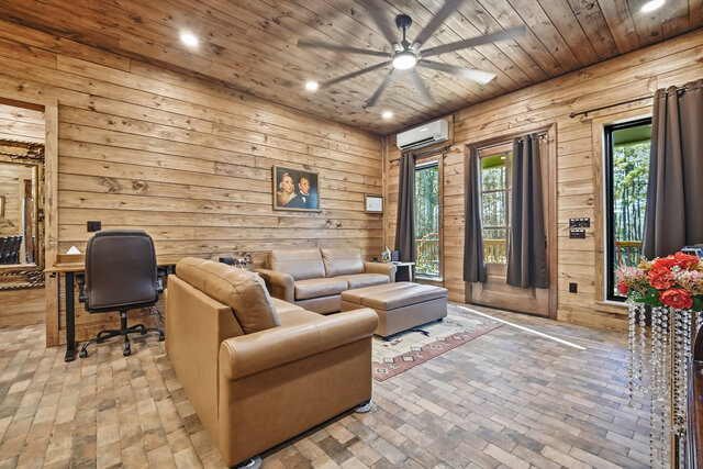 Image 15 for Honeymoon Suite