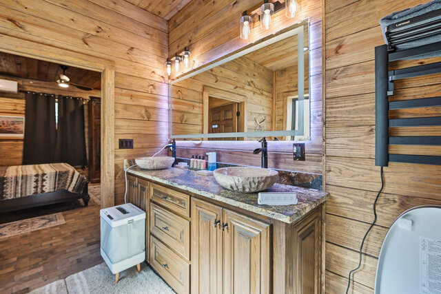 Image 6 for Honeymoon Suite
