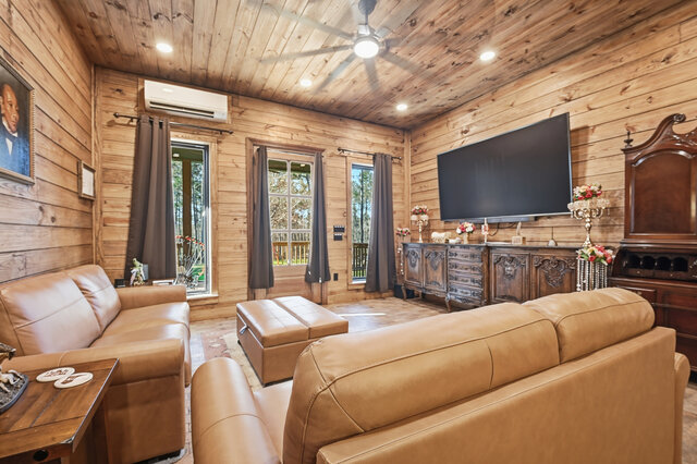 Image 14 for Honeymoon Suite