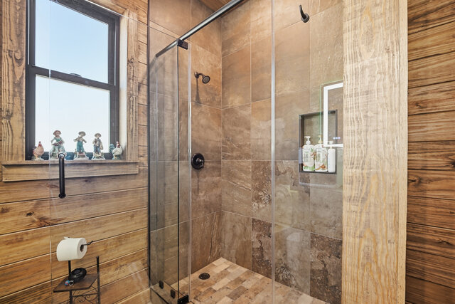 Image 13 for Honeymoon Suite