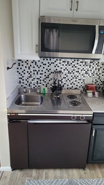 Image 4 for 140) Tides by the Sea 140