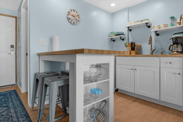 Image 3 for 157) Tides by the Sea 157