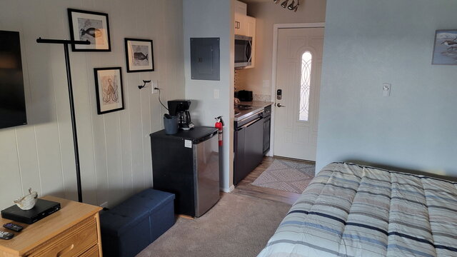 Image 3 for 140) Tides by the Sea 140