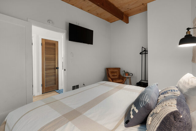 Image 4 for 155) Tides by the Sea 155