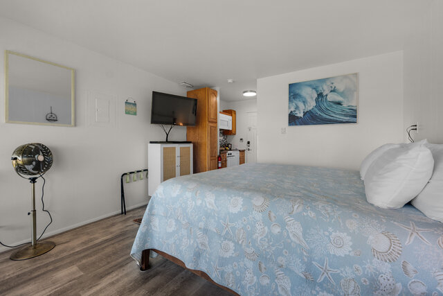 Image 3 for 138) Tides by the Sea 138