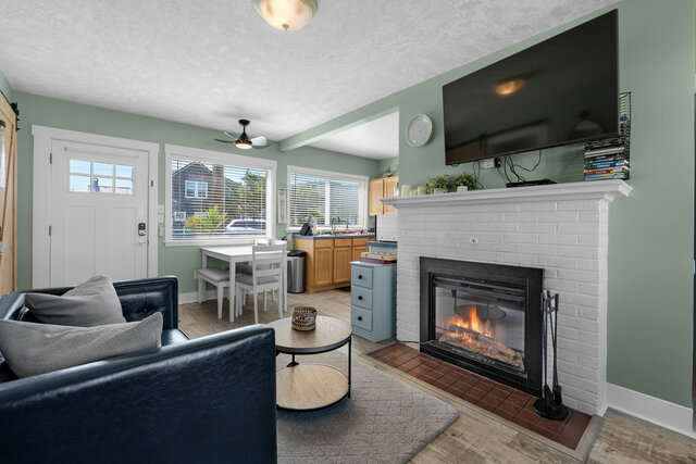 Image 1 for 168) Tides by the Sea 168