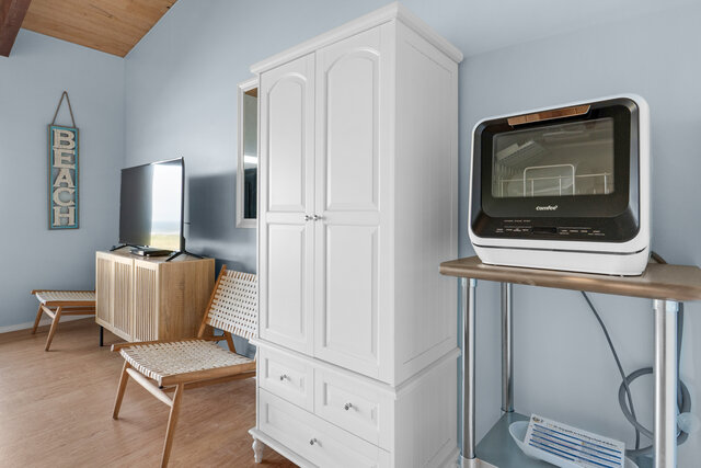 Image 12 for 157) Tides by the Sea 157