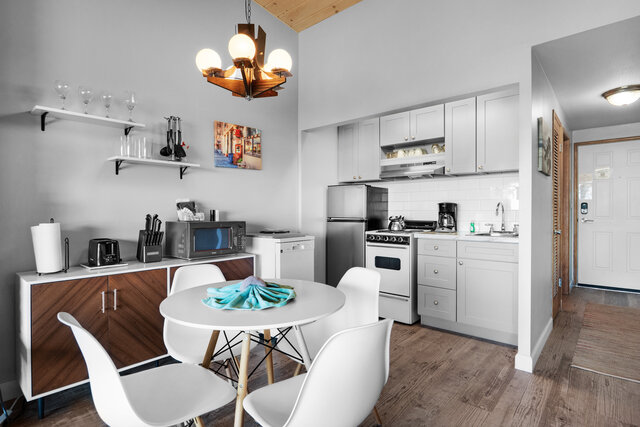 Image 7 for 156) Tides by the Sea 156