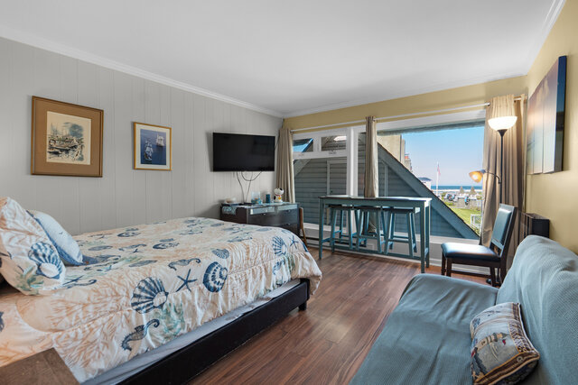 Image 5 for 134) Tides by the Sea 134