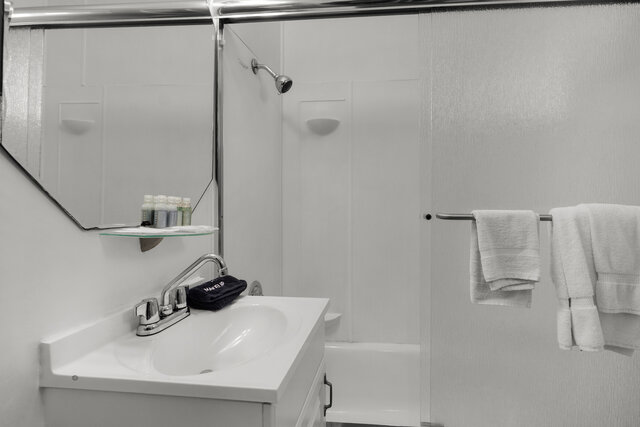 Image 5 for 137) Tides by the Sea 137