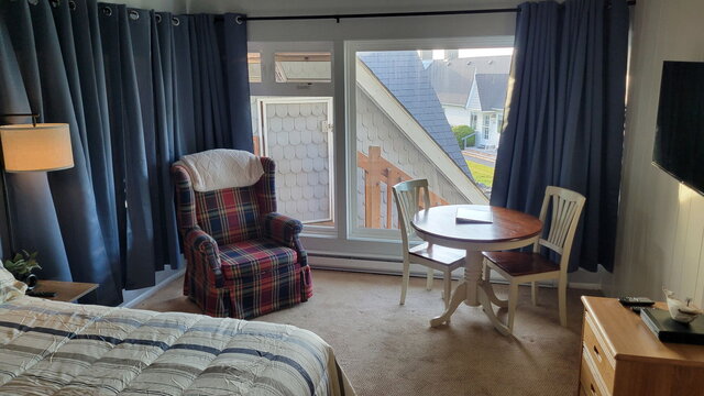 Image 1 for 140) Tides by the Sea 140