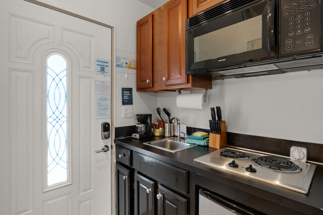 Image 3 for 135) Tides by the Sea 135