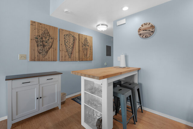 Image 4 for 157) Tides by the Sea 157