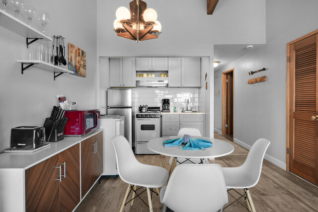 Image 4 for 156) Tides by the Sea 156