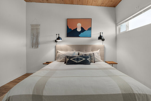 Image 3 for 155) Tides by the Sea 155