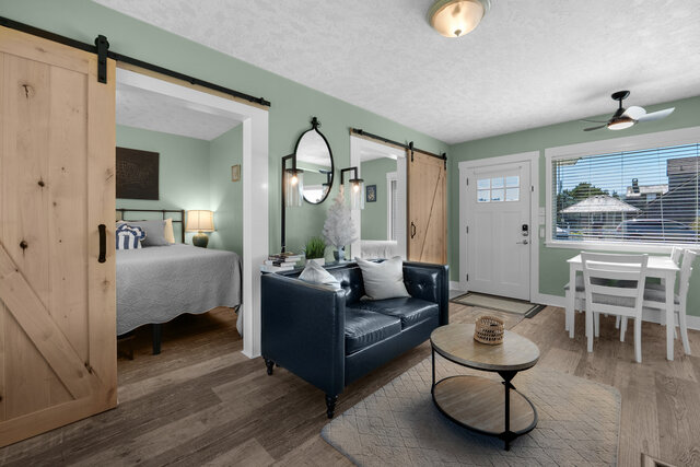 Image 5 for 168) Tides by the Sea 168