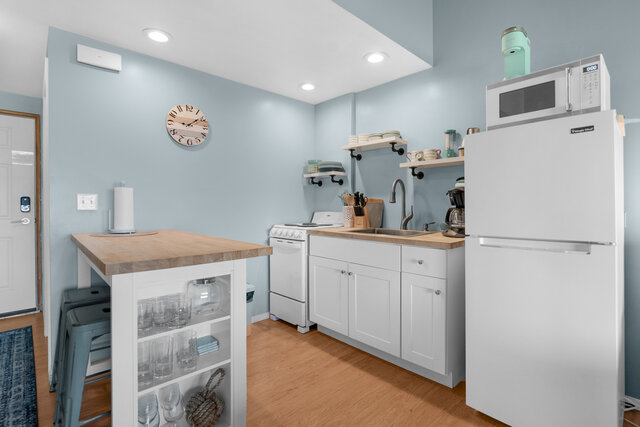 Image 13 for 157) Tides by the Sea 157