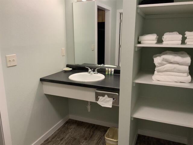 Image 14 for 2 Queen, Kitchen