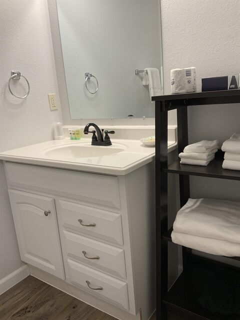 Image 5 for 2 Queen, Kitchen