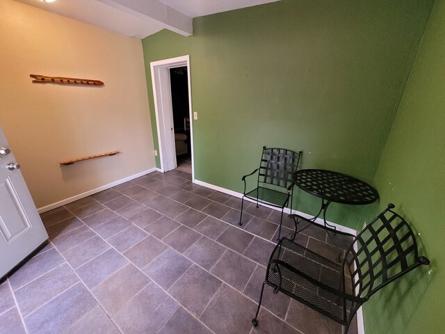 Image 2 for 05) Unit 5 (1 Bedroom, 1 queen, 2 twin beds)