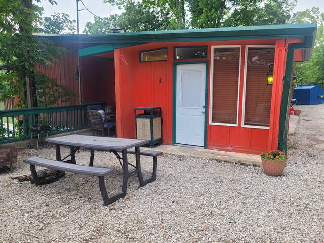 Image 1 for 05) Unit 5 (1 Bedroom, 1 queen, 2 twin beds)