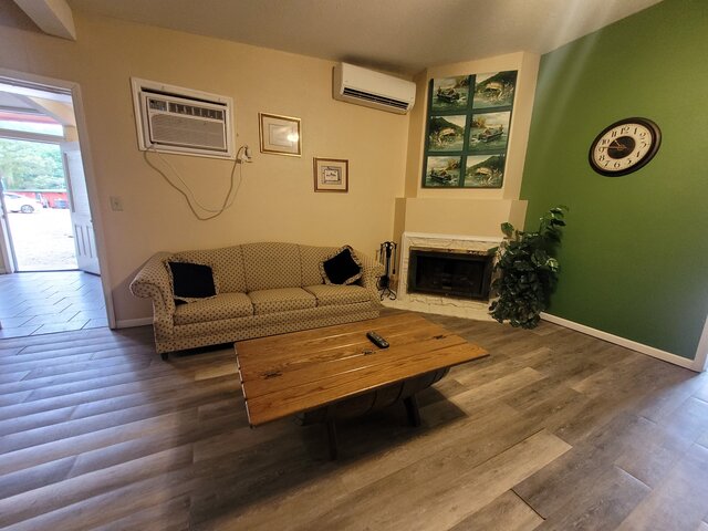 Image 4 for 05) Unit 5 (1 Bedroom, 1 queen, 2 twin beds)